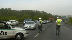 Policie zastavuje dopravu