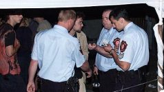 Policisté kontrolují návštěvníky festivalu