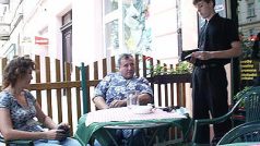 Posezení na zahrádce před restaurací