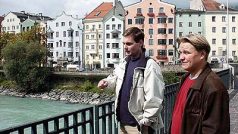 Lidé na mostě Innbrücke přes řeku Inn v Innsbrucku.