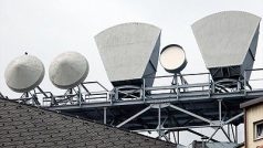 Telekomunikační pojítka a antény na konstrukci střechy pošty