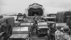 1944, červen - spojenci naloďují Jeepy na LST během invaze v Normandii