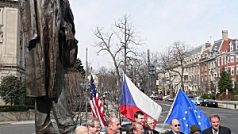 Krajané a poslanci u sochy T.G.Masaryka