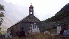 Kostel v horské vesnici Boga