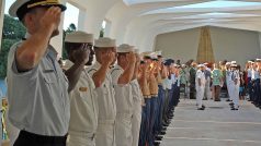 Slavnostním obřad k 64. výročí útoku na Pearl Harbor v Arizona Memorial, vztyčeném nad potopenou lodí