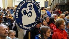 Poutníci z Hnutí nazaretských rodin v katedrále Sv. Rodiny v Čenstochové