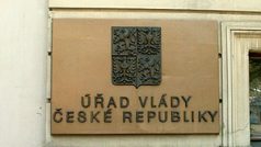cedule na budově Úřadu vlády