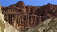 Červené skály nad Golden Canyon v kalifornském Death Valley