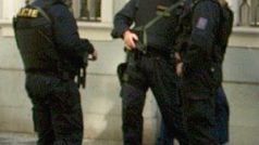 policisté se samopaly hlídají