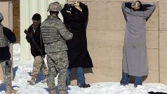 Američtí vojáci se cvičí v zatýkání podezřelých teroristů