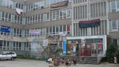 Vybydlená škola v Rostocku - jedno z center antiglobalistů