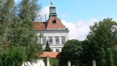 Pohled na budovu školy s křížovou cestou v areálu hřbitova