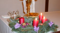 Adventní věnec na oltáři