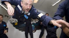 Richard Garriott trénuje v letadle beztížný stav