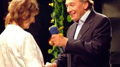 Karel Gott přijímá gratulaci