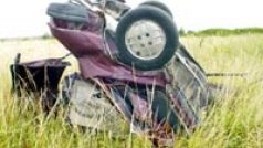 Zničené auto na louce