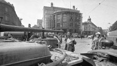 Slavná fotografie Muž s odhalenou hrudí před okupačním tankem (Bratislava, 21. srpen 1968)