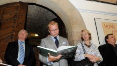 Starosta Prahy 6 Tomáš Chalupa si prohlíží knihu Oběti okupace