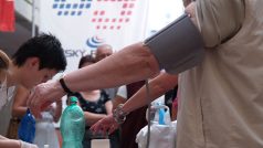Zdravotníci měří návštěvníkům akce krevní tlak