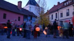Lampionový průvod prochází Příhrádkem