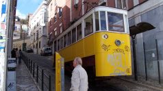 Historická tramvaj v Lisabonu.