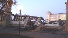 Trosky z levého křídla Průmyslového paláce