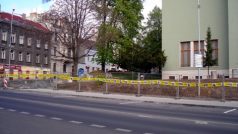 Páska s fotkami lidí, kteří ukazují neonacistům záda