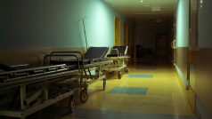 Je popsáno mnoho případů, kdy zaměstnanci nemocnic a léčeben starší pacienty hrubě zanedbávali