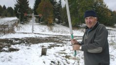 Předseda Ski klubu Šumava František Puffr při generálce vleku na sjezdovkách u Českých Žlebů
