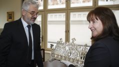 Ředitel Židovského muzea v Praze Leo Pavlát předává chanukový svícen chargé d&#039;affairs Velvyslanectví Spojených států amerických Mary Thompson-Jones