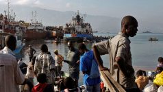 Haiťané se snaží na lodích opustit Port-au-Prince