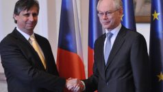 Premiér Jan Fischer vítá prezidenta Evropské unie Hermana Van Rompuye (vpravo) na půdě vlády ČR