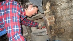 Peter Hoferka přikládá pod kotel
