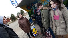 Obyvatelé Horního Jiřetína se dělí na dva tábory - jedni nechtějí opustit své domovy a druzí chtějí s těžaři vyjednávat.