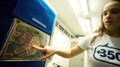 Jana Tesařová ukazuje princip ekologicky šetrného vytápění v samotném institutu.