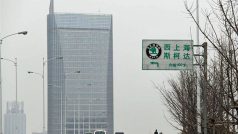 Návěstidlo ukazující k továrně Shanghai Volkswagen