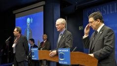 Summit EU. Herman Van Rompuy (uprostřed), José Manuel Barroso (vpravo).