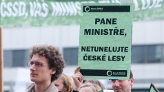 Demonstrace kvůli tendru Lesů ČR na lesnické práce a těžbu dřeva.