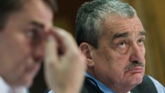 David Vodrážka (vlevo, ODS) a Karel Schwarzenberg (TOP 09) sledují volební diskusi s Martinem Veselovským