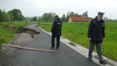 Policisté u jednoho ze sesuvů půdy