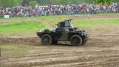 Přehlídka obrněných automobilů a transportérů
