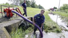 Hasiči ze Staré Břeclavi čerpají v břeclavské městské části Charvátská Nová Ves