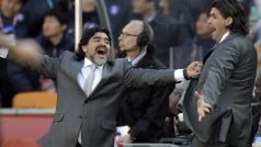 Argentinský trenér Maradona slaví jednu z branek v síti Jižní Koreji