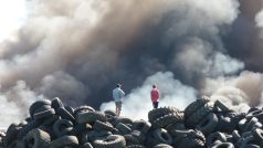 Hořící hromada pneumatik v Kadani u Tušimic na Chomutovsku