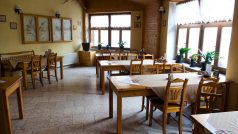 Interiér odděleného nekuřáckého prostoru v restauraci Krušovická chalupa