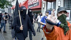 Demonstranti v Torontu komunikovali neverbálně