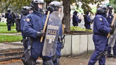 Do torontských ulic nastoupili těžkooděnci