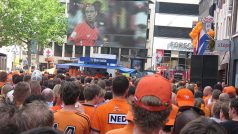 Nizozemští fanoušci slaví v Eindhovenu postup své reprezentace do semifinále MS