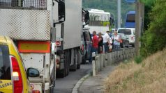 Kolona aut před stanovištěm policie