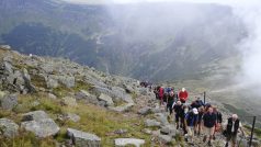 Na vrchol Sněžky prezidenta doprovázela skupinka nejvěrnějších i turistů